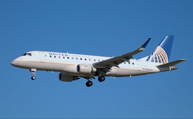 Embraer 175 (N85320) - Landing br /Sun 11/21/2021 1:55:53 PM