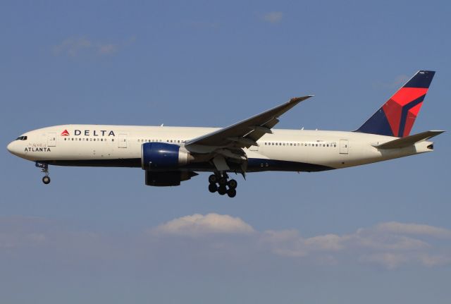 BOEING 777-200LR (N702DN)