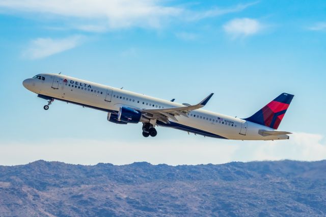 Airbus A321 (N312DN) - Delta Airlines A321 taking off from PHX on 9/27/22. Taken with a Canon 850D and Rokinon 135mm f/2 manual focus lens. 