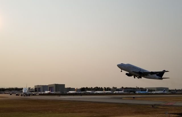 Boeing 747-400 (N718BA) - N718BA was taxiing in as N747BC was taking off. 