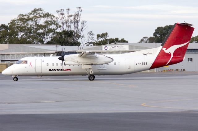 de Havilland Dash 8-300 (VH-SBT) - QantasLink (VH-SBT) de Havilland Canada DHC-8-315Q taxiing at Wagga Wagga Airport.