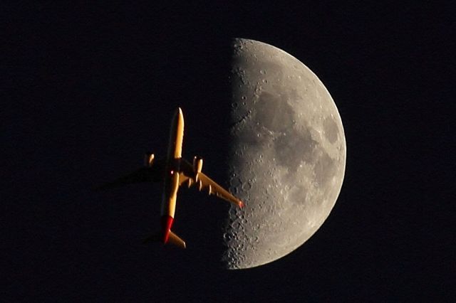 Airbus A350-900 (PR-XTA) - Apologies for the quality... There is only so much that can be done with 250mm. Descending through 30,000 en route GRU - MCO. Taken from Coral Springs, FL.