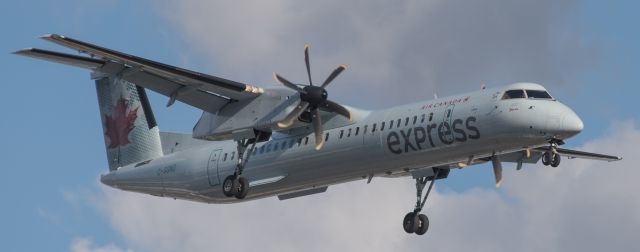 de Havilland Dash 8-400 (C-GGND) - Short final RWY 23