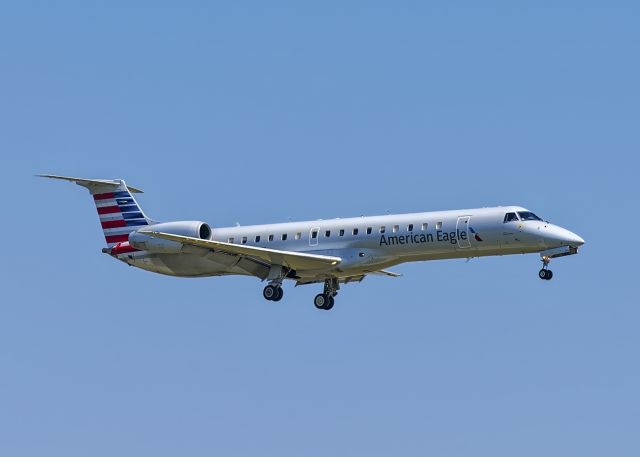 Embraer ERJ-145 —