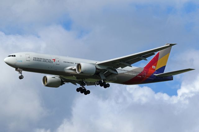 Boeing 777-200 (HL7596)