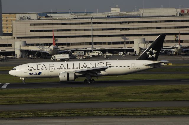 Boeing 777-200 (JA711A) - Landing at Haneda Intl Airport Rwy34L on 2012/05/18 "Star Alliance c/s"