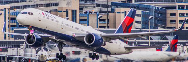 Boeing 757-200 (N660DL) - Delta 426, a Boeing 757-232, departing MSP for Atlanta in the late afternoon.