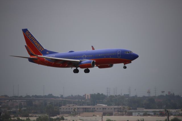 Boeing 737-700 (N7721E)