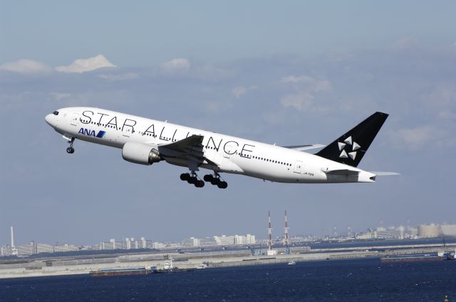 Boeing 777-200 (JA712A) - Departure at Haneda Intl Airport Rwy34R on 2012/10/29 "Star Alliance c/s"