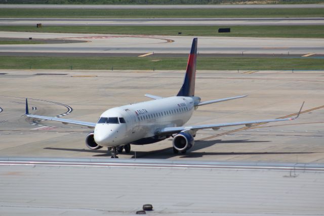 Embraer 175 (N218JQ)