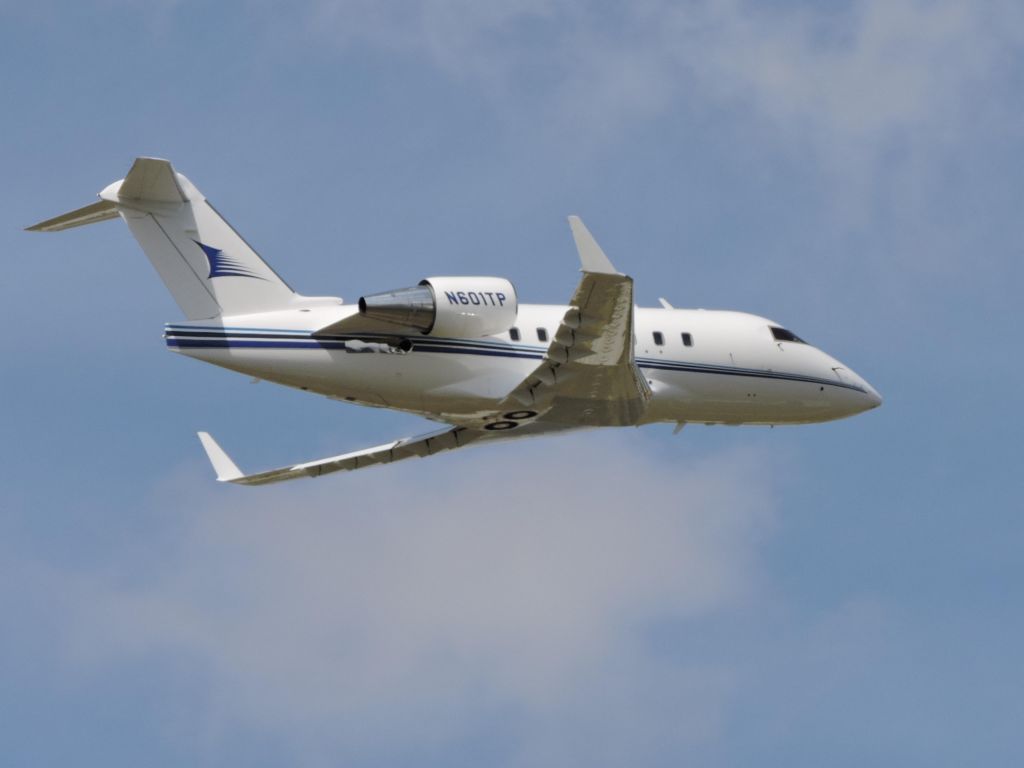 Canadair Challenger (N601TP) - A departing Canadair Challenger 600 in the Autumn of 2015.