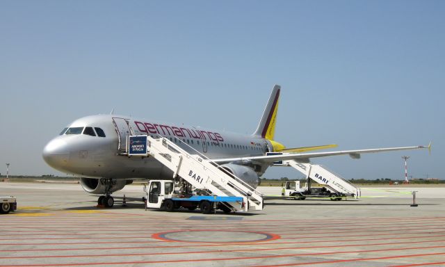 Airbus A319 (D-AKNS) - Germanwings Airbus A319-112 D-AKNS Ready to board in Bari