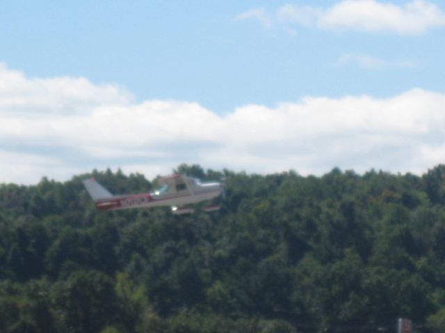 Cessna Commuter (N707CF) - Departing runway 32.