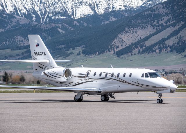 Cessna Citation Sovereign (N680TR) - SOVERIGN PLUS TAXING INTO THE RAMP