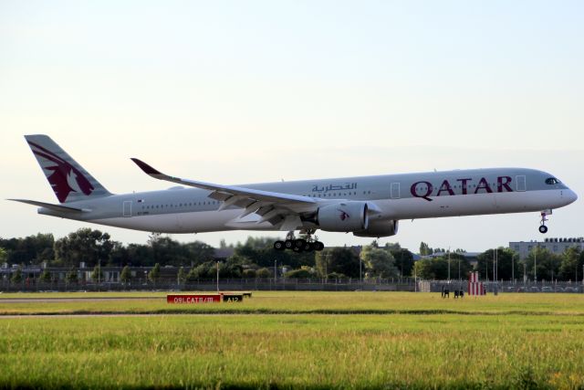 Airbus A350-1000 (A7-ANH) - On short finals for rwy 09L on 3-Jul-19 operating flight QR15 from OTHH.