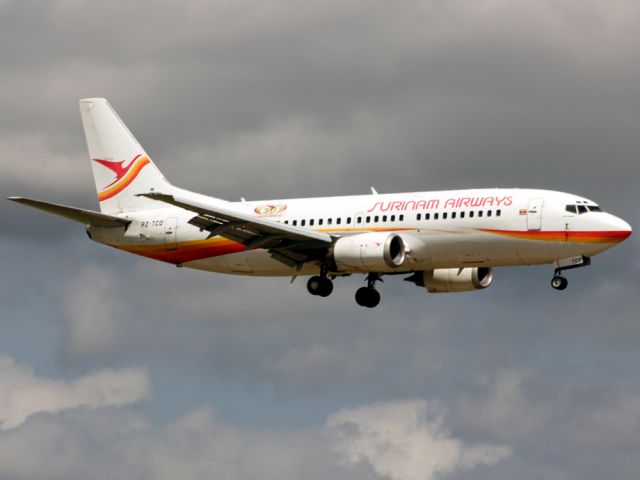 BOEING 737-300 (PZ-TCO)