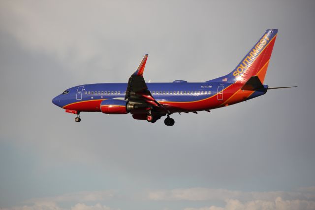 Boeing 737-700 (N7704B) - Landing 35L