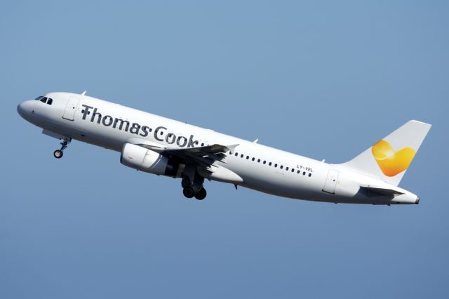 Airbus A320 (LY-VEL)
