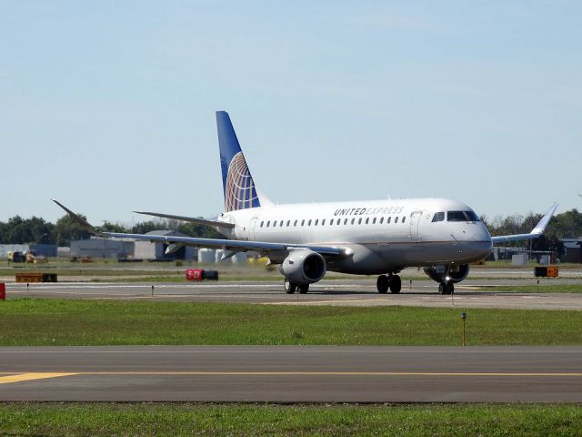 Embraer 175 (N165SY)