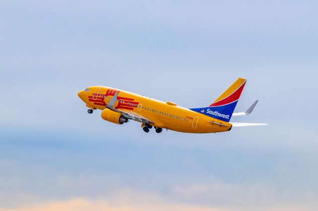 Boeing 737-700 (N781WN) - Southwest Airlines 737-700 in New Mexico One special livery taking off from PHX on 11/1/22. Taken with a Canon 850D and Tamron 70-200 G2 lens.