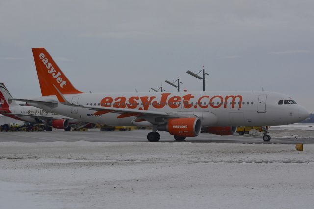 Airbus A320 (G-EZWO)