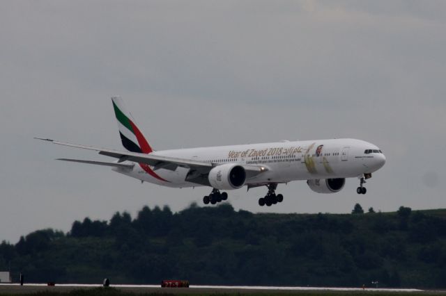 BOEING 777-300ER (A6-ECE)