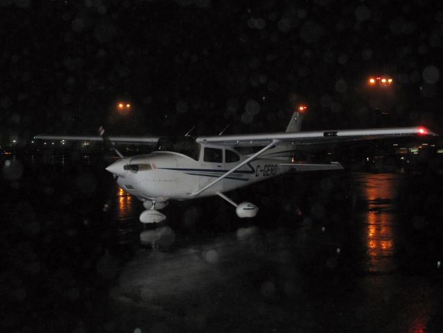 Cessna Skylane (C-GERD) - Taxiing in after an ILS night approach to minimums at KHPN.