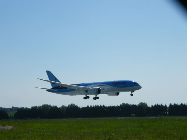 Boeing 787-8 (G-TUIA) - G TUIA B787-8GE THOMSON ON 08/06/13 CREW TRAINING