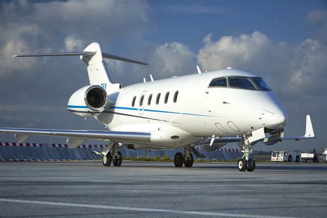 Bombardier Challenger 300 (N283B)