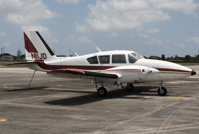 Piper Apache (N11JD)