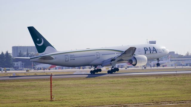 Boeing 777-200 (AP-BGK)