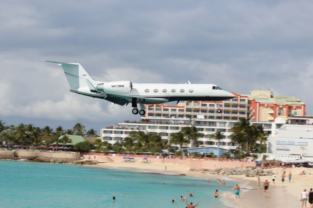 Gulfstream Aerospace Gulfstream IV (N472MM) - A Gulfstream G-VI N472MM Serial # 1072 approaches St Marteen's Princess Juliana International Airport. Taken from the world famous Maho Beach. Taken on 1/17/2013