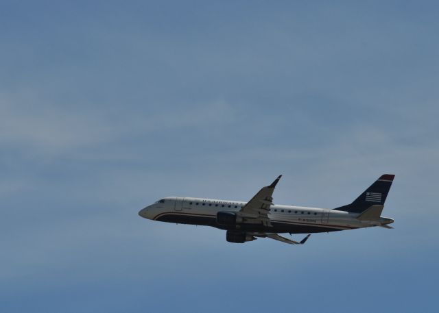 Embraer 170/175 (N103HQ)