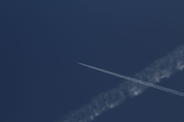 — — - Plane at cruising altitude above Nieuwkoop, by sunny weather.