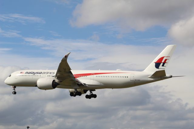 Airbus A350-900 (9M-MAD) - A Malaysian Airlines A350-900 on final approach into LHR, landing on runway 27L.br /br /Location: Myrtle Ave.br /Date: 04.09.22 (dd/mm/yy).