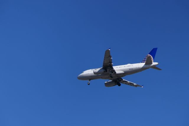 Airbus A319 (N852UA)
