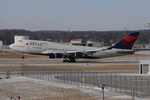 Boeing 747-400 (N663US) - Carrying the Indianapolis Colts to Denver to face the Broncos for a football playoff game.