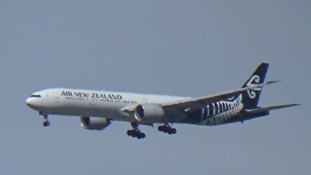 BOEING 777-300ER (ZK-OKO) - I just love Air New Zealands design, dont you?