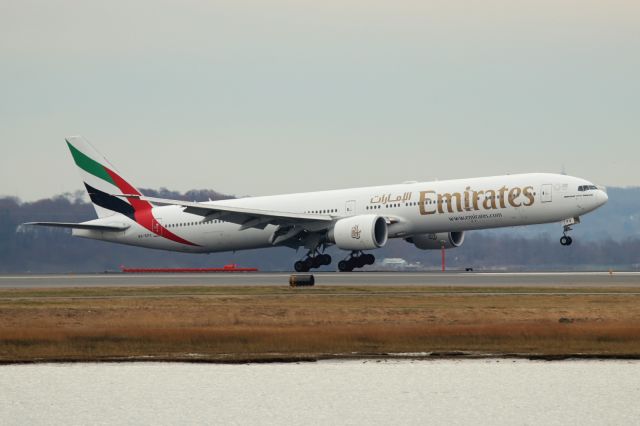 BOEING 777-300 (A6-EPV) - "Emirates 237 heavy" touching down on runway 33L, arriving from Dubai.