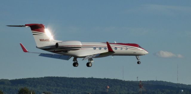 Gulfstream Aerospace Gulfstream V (N884SG) - On final is this 2011 Gulfstream 550 in the Autumn of 2020.