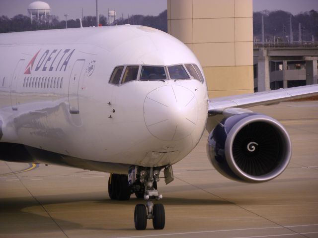 BOEING 767-300 (N152DL)