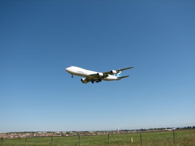 BOEING 747-8 (BOE501) - 747-8 landing 22L