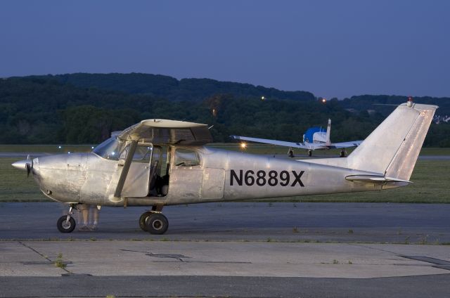 Cessna Skyhawk (N6889X)