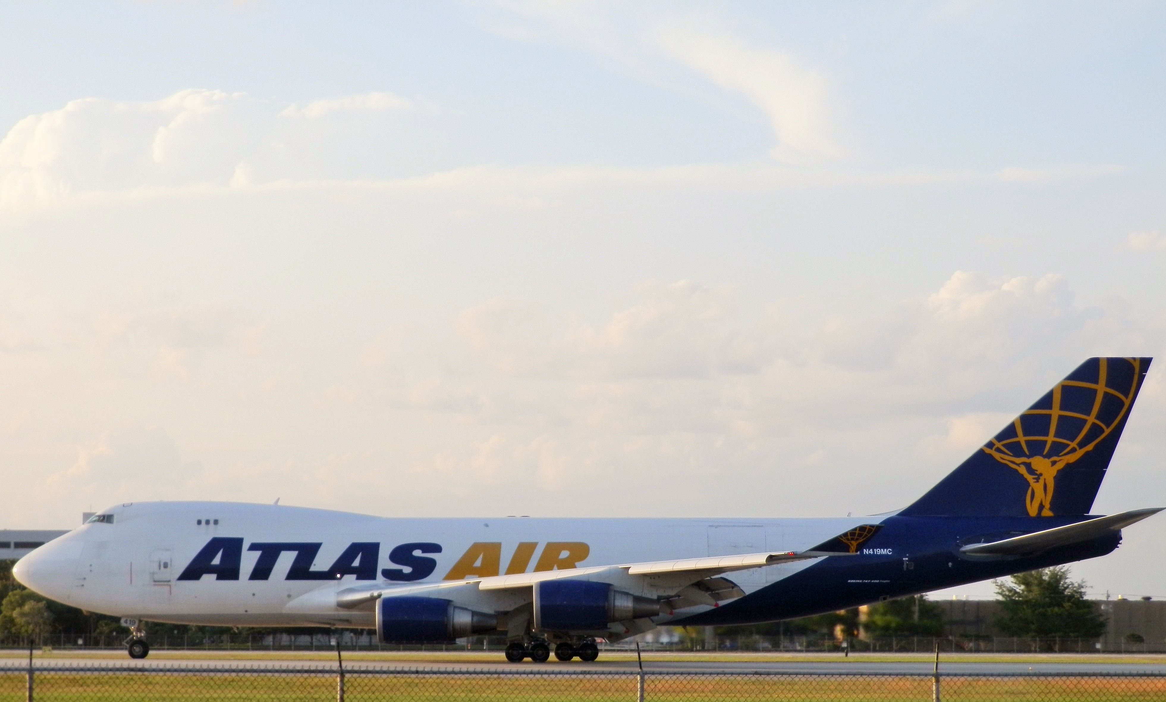 Boeing 747-400 (N419MC)