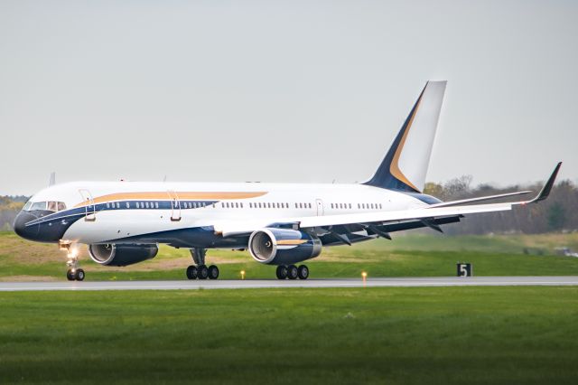 Boeing 757-200 (M-RISE) - M-RISE arriving at Hanscom after a 10 hour flight from Istanbul