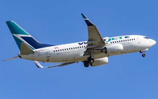 Boeing 737-700 (C-GSWJ)