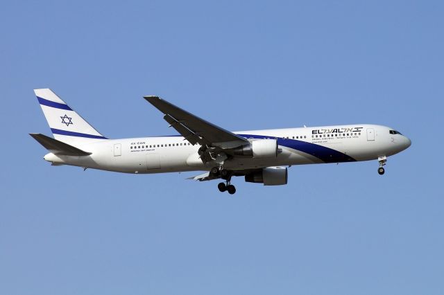 BOEING 767-300 (4X-EAN) - 4X-EAN El-Al Boeing 767-300 on final, flight from Bangkok on 06/2016.