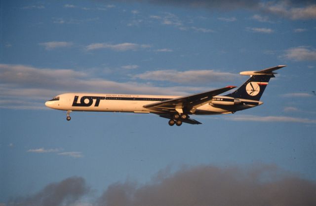 Ilyushin Il-62 (UNKNOWN) - Final Approach to Narita Intl Airport Rwy34 on 1988/08/20