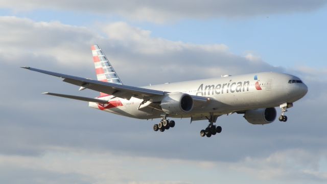 Boeing 777-200 (N785AN)