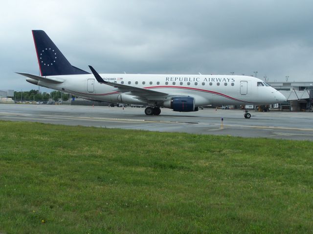 Embraer 170/175 (N806MD) - N806MD taxis to the gate at Providence. Most of the Republic fleet of E170s carry US Airways Express colours